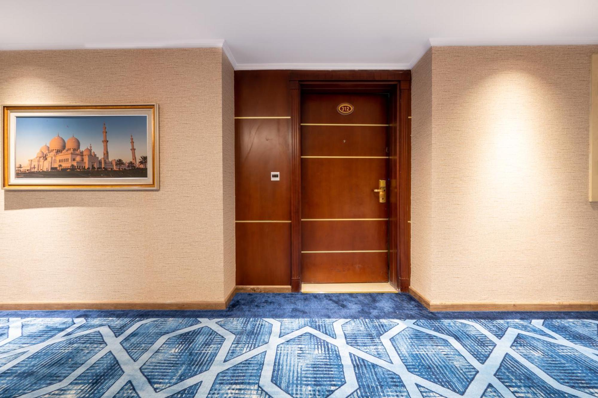 Shaza Regency Plaza Al Madinah Hotel Medina Exterior foto A door in a hotel