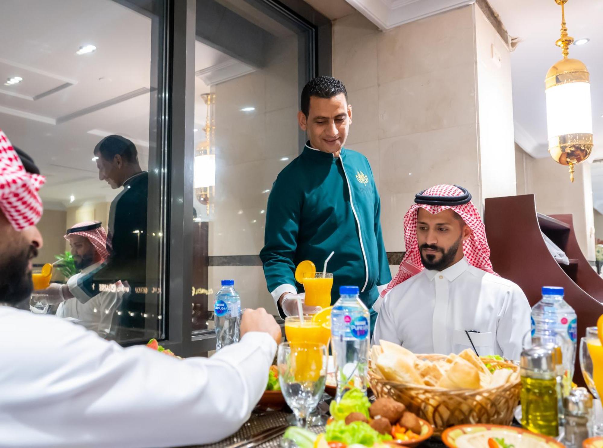 Shaza Regency Plaza Al Madinah Hotel Medina Exterior foto A waiter serving guests at a restaurant in Riyadh, Saudi Arabia